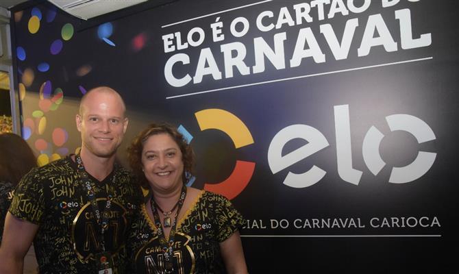 José Guilherme Alcorta, da PANROTAS, e Elisa Carneiro, do Sabre, convidados da Elo para o Camarote N1, na Sapucaí