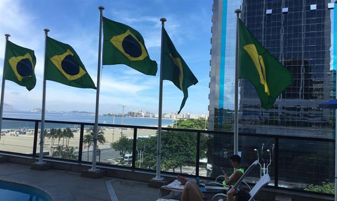 Hilton Copacabana foi um dos hotéis a hastearem a bandeira do Brasil na fachada em apoio à intervenção
