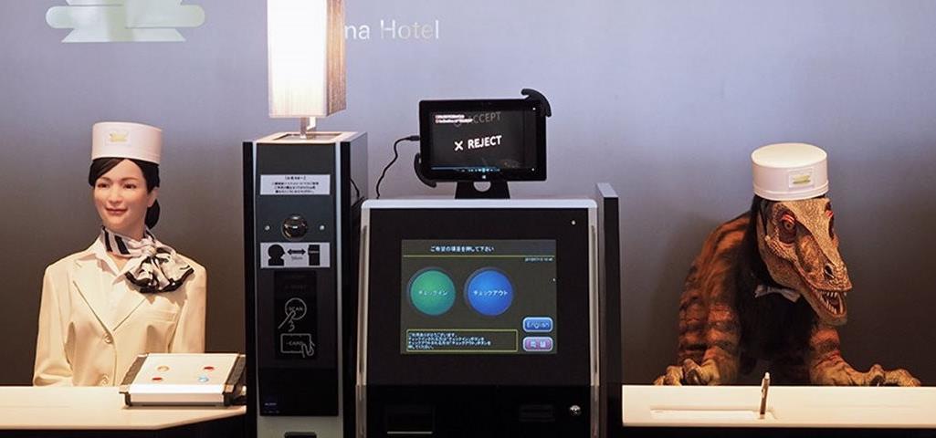 No Japão, o Henn-na Hotel é quase totalmente gerido por robôs; um dinossauro robótico é atendente na recepção