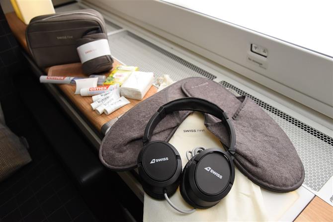 Passageiros recebem headphones para utilizarem durante o voo enquanto se divertem ou trabalham