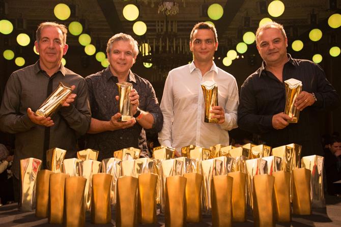 Os sócios Maurício Libere, Maurício Calasans, Renato e Sydney Costa seguram os troféus que foram entregues aos campeões de venda