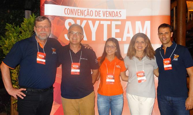 Peter Weber e Márvio Mansur, da Skyteam, ao lado de Carol Veiga, Glória Marra e Cesar Ciconet, da Gol, Air France-KLM e Delta
