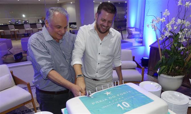 O diretor da Iberostar para o Brasil, Orlando Giglio, corta a primeira fatia de bolo com o diretor geral do Iberostar Praia do Forte, Ramón Girón
