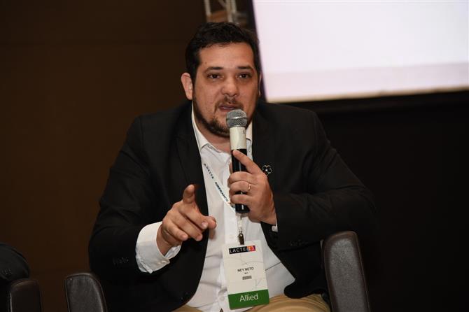 Ney Neto, da MCI Brasil, palestra durante primeira sessão do evento