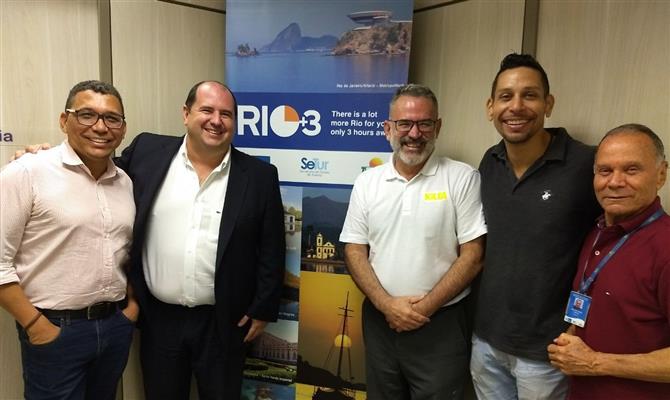 Representantes da TurisRio, do grupo Arco Íris e da agência IGLTA