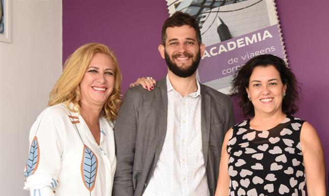 Viviânne Martins e Patricia Thomas com o recém-repatriado Bernardo Barros, CMO da Academia de Viagens
