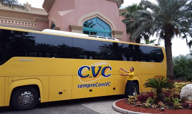 Patriani celebra a chegada do ônibus da CVC em Dubai