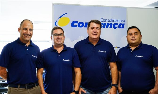 Rinaldo Rocha, recém-contratado, Sandro Luiz e Fábio Andrade, gerentes da filial SC, e Victor Chedid, também recém-anunciado pela Confiança