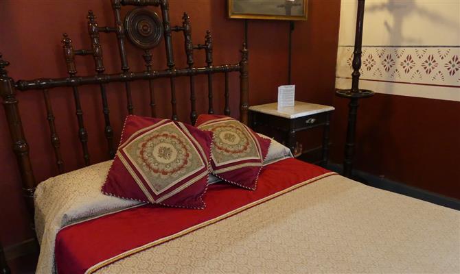 Uma das acomodações com mobília histórica no Hotel del Lago