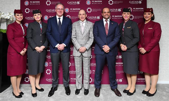 GCEO da Qatar, Akbar Al Baker (ao centro), e o  presidente do conselho de administração do clube, Rummenigge (à esquerda), revelaram o acordo