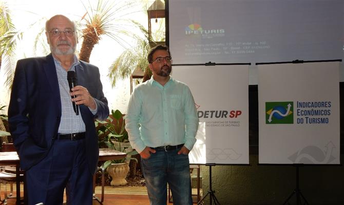 Marciano Freire, presidente executivo da Sindetur-SP, com Glauber Santos, que coordenou a pesquisa