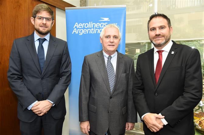 Gonzalo Romero, da Aerolíneas Argentina, Marcos Bednarski, cônsul geral da Argentina, e Diego Valdecantos, de Jujuy