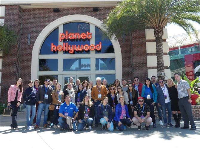 Após a visita técnica, o grupo se dirigiu ao Disney's Springs, onde almoçaram no Planet Hollywood