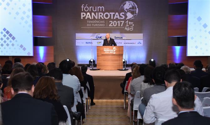 O presidente da PANROTAS, Guillermo Alcorta, na abertura do Fórum 2017