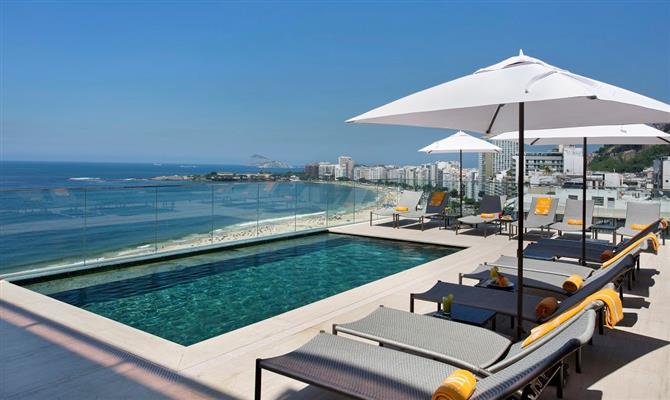 Na cobertura do hotel está a piscina com vista panorâmica da praia de Copacabana