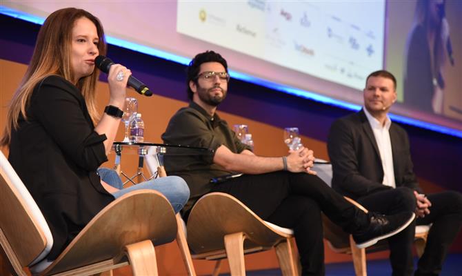 Ligia Zodini, da Axxis e fundadora da Voicers, o futurista e empreendedor Tiago Matos, e Philip Likens, do Sabre