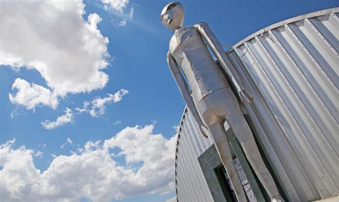 Alien Research Center e a gigante estátua de alienígena na porta são um marco da Extraterrestrial Highway, em Nevada