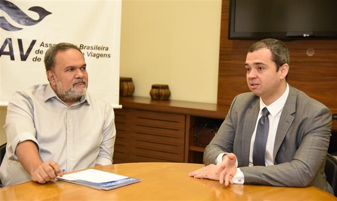 Artur Luiz Andrade, da PANROTAS, com o presidente da Abav-SP, Edmilson Romão