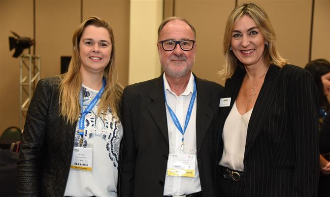 Lívia Spinelli, da Scania Latin America, e José Francisco Vieira da Silva, da TMG, com Luciane Leite, diretora da WTM Latin America