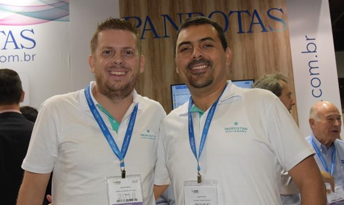 Diretor do Iberostar Praia do Forte, Ramón Girón, com o gerente de Marketing para Caribe e República Dominicana, Yoanki Nieves, na WTM Latin America
