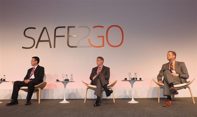 Mark Millan (à direita), da Flight Safety Foundation, participou do painel 
