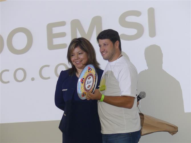 Diana Pomar, diretora da CPTM, presenteou a operadora, dirigida por Adonai Filho, em reconhecimento a parceria