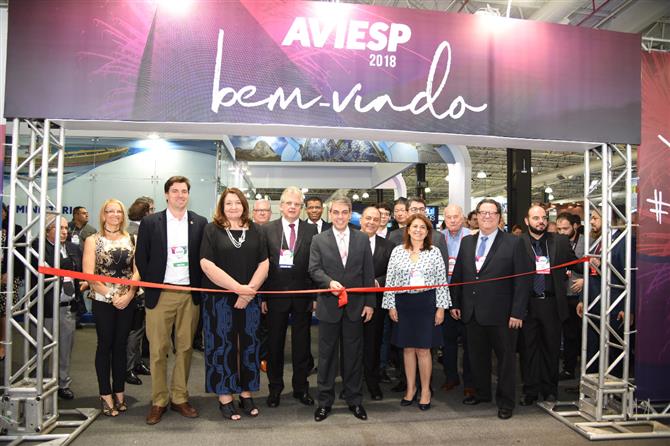 Líderes e autoridades do Turismo marcaram presença, junto ao presidente Fernando Santos, na cerimônia de corte da fita para abertura da Expo Aviesp deste ano