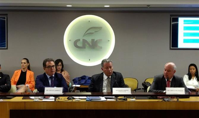 Autoridades participam de reunião em Brasília