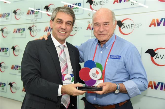 Guillermo Alcorta, presidente da PANROTAS, recebeu o prêmio de melhor mídia especializada das mãos do presidente da Aviesp, Fernando Santos