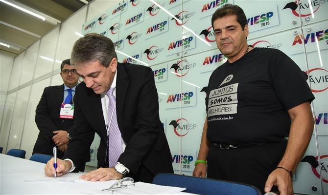 Fernando Santos assinou o contrato de parceria com o Hot Beach Resort, representado por Monzart Coelho, durante o encerramento da Expo Aviesp