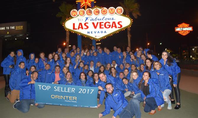 Os participantes reunidos na icônica placa de Las Vegas