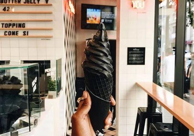 Sorvete preto é vendido em sorveteria no centro de Los Angeles
