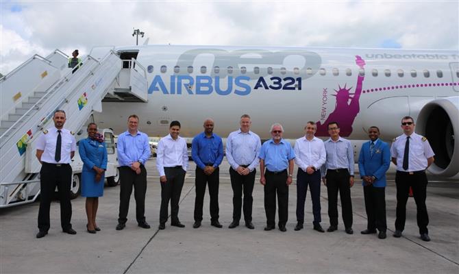 Delegação da Air Seychelles, que utiliza aeronaves da Airbus em rotas internacionais, durante visita do A321LR no país