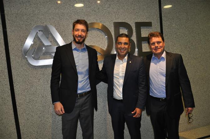 Eduardo Aoki, da Intermac, entre Pedro Gutemberg e Peter Rebrin, da QBE, na sede da seguradora no Brasil