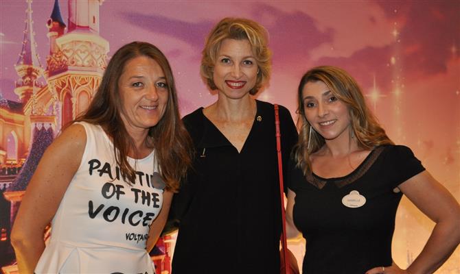 Caroline Putnoki, da Atout France, entre Zdenka Conflant e Isabelle de la Motte, da Disney Business Events