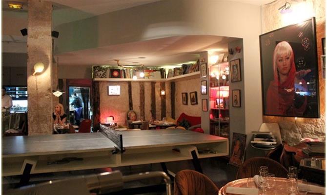 Uma mesa de ping pong (foto) e uma cama de casal chamam atenção no restaurante parisiense