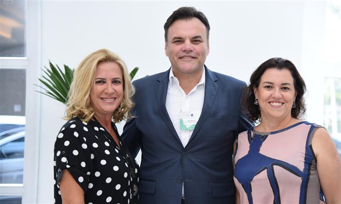 Viviânne Martins e Patricia Thomas (ambas da Academia de Viagens) junto a João Bueno (Bueno Neto Advocacia)