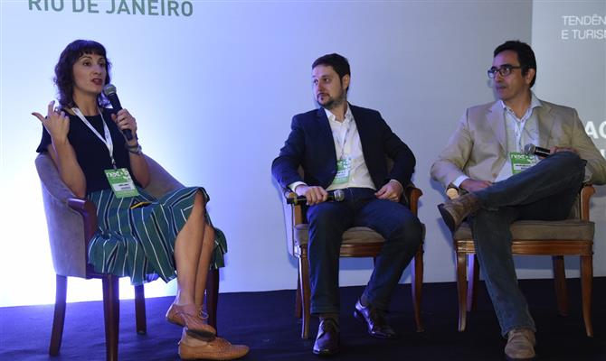 Camila Anauate, da Edelman, comandou o debate junto com Leandro Mello, da Amadeus, e Gustavo Syllos, da Slaviero Hotels