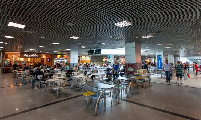 Custo-benefício de lanchonetes e restaurantes foi o item pior avaliado nos aeroportos brasileiros, seguido de preços de estacionamento (na foto, a praça de alimentação do Aeroporto de Salvador)