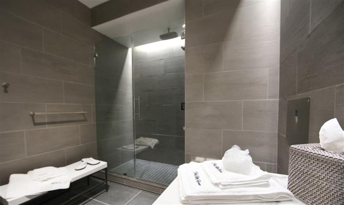 Banheiro com ducha é outra opção premium do novo espaço da United
