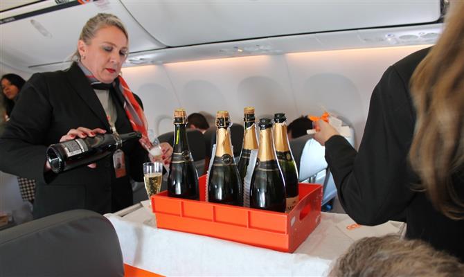 O voo especial contou com champanhe e o doce francês para todos os passageiros