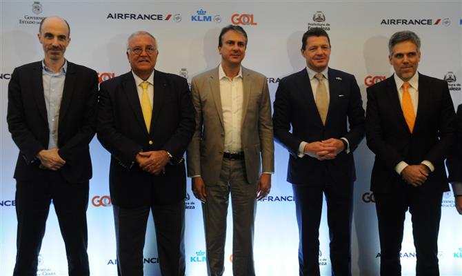 Camilo Santana entre os presidentes das companhias aéreas