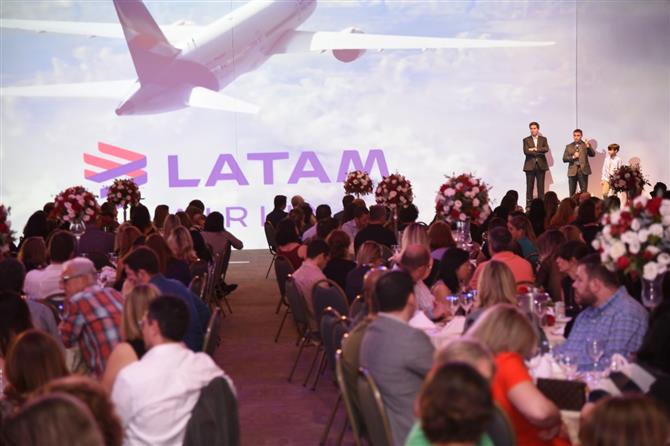 Igor Miranda, da Latam Airlines (à dir.), fala ao público