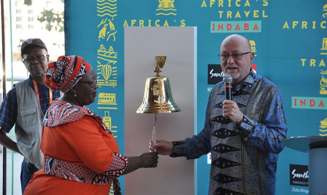 Vice-ministra e Ministro do Turismo da África do Sul, Elizabeth Thabeth e Derek Hanekom, tocaram o sino que oficializou a abertura da Indaba 2018