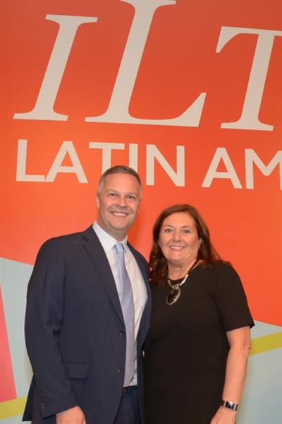 Simon Mayle e Alison Gilmore, diretor da ILTM Latin America e diretora do portfólio internacional do evento