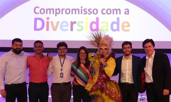 Parte dos membros do Comitê LGBT da Accor Hotels junto com a drag queen Tchaka, que foi mestre de cerimônias de evento em São Paulo