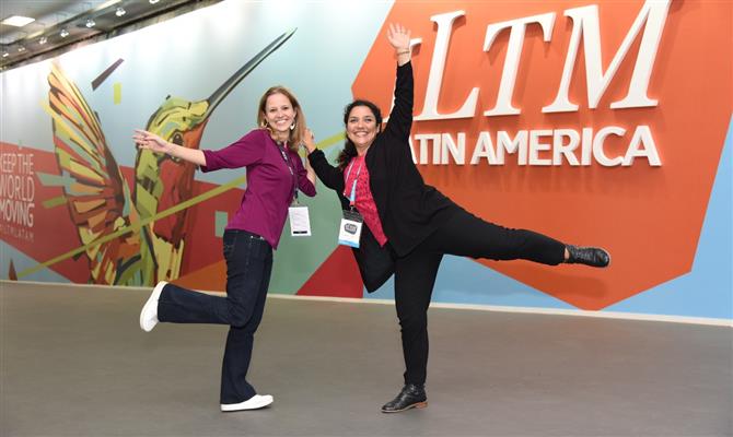 Flávia Fernandes, da AM Resorts, e Gabriela Doss, do marketing turístico do Chile, se divertem no último dia de ILTM Latin America