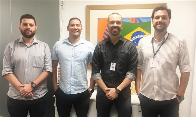 Gerente regional da operadora, Raphael Magalhães, entre os novos contratados, Guilherme Bianchini, Rodolfo Aquino e Marcelo Cid