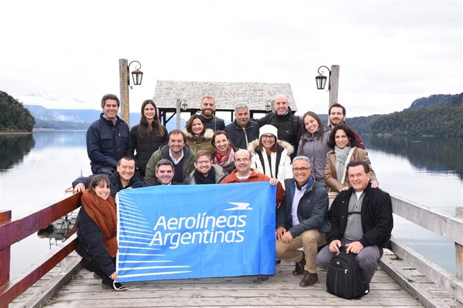 Grupo se reúne antes de embarcar para o Parque Nacional Los Arrayanes 