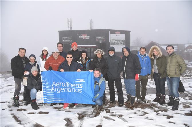 Grupo convidado pela Aerolíneas Argentinas reunido em frente ao Chapelco Ski Resort